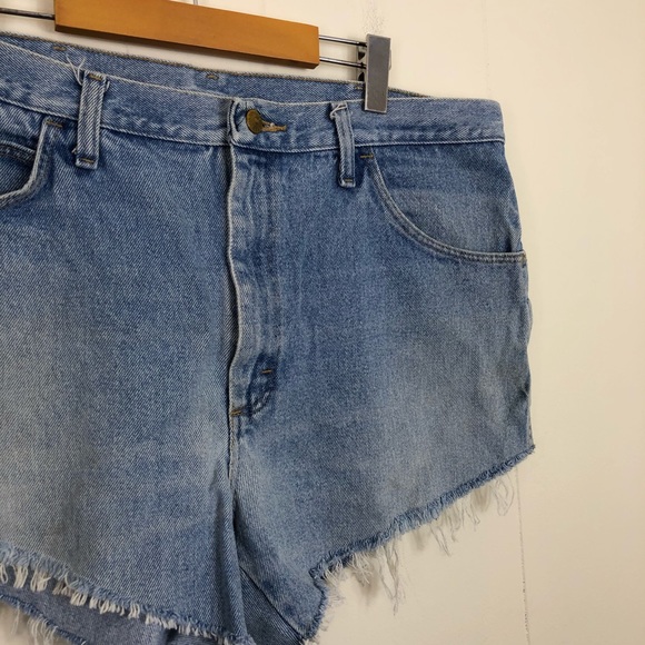 Vintage High Rise Fringe Cut Denim Shorts Sz 36 - Picture 4 of 7